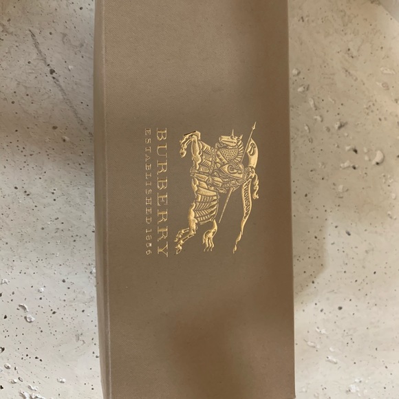 Burberry Sunglasses - Picture 9 of 10